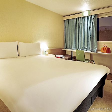 Hotel Ibis Lyon L'Isle D'Abeau Exterior foto