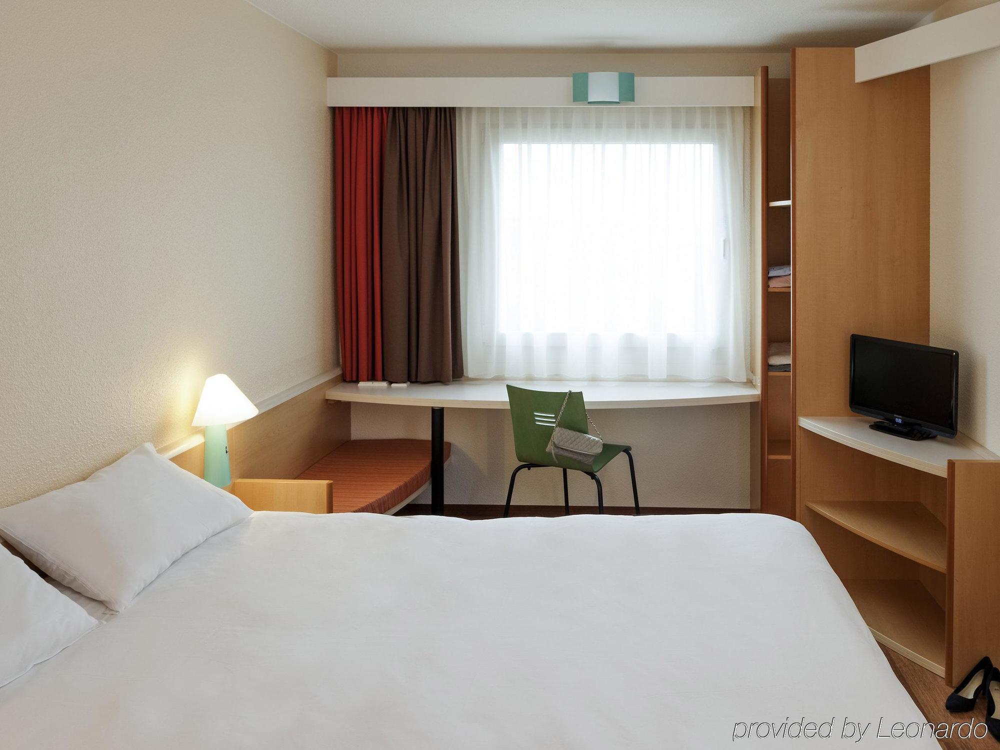 Hotel Ibis Lyon L'Isle D'Abeau Exterior foto