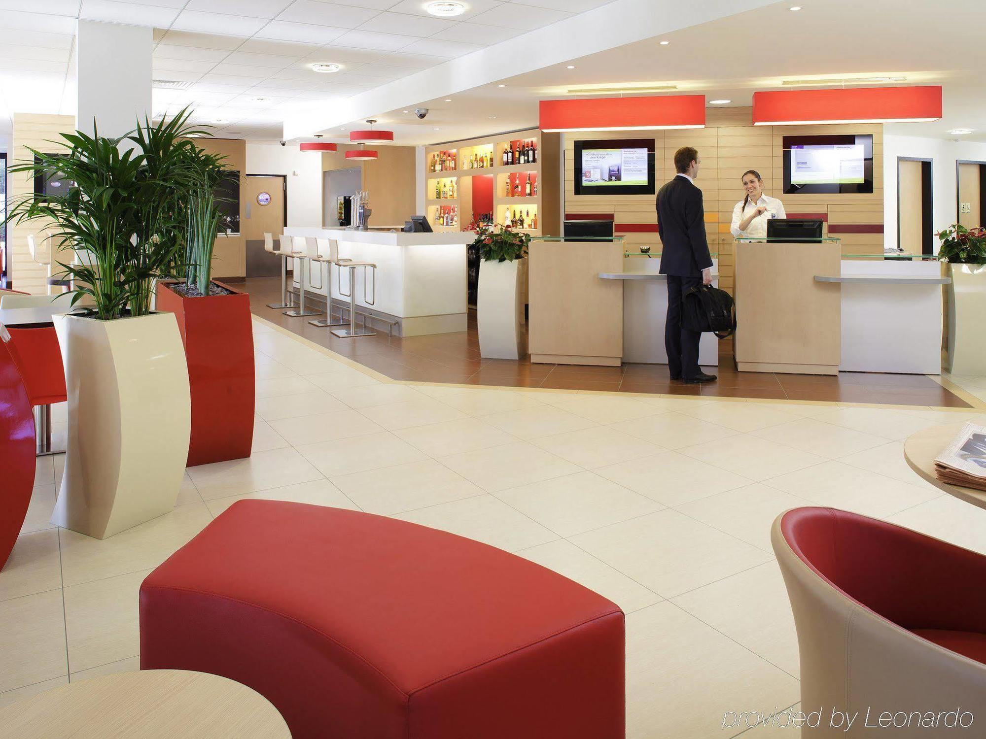 Hotel Ibis Lyon L'Isle D'Abeau Exterior foto