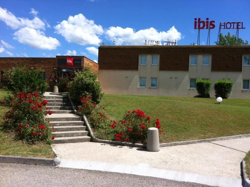 Hotel Ibis Lyon L'Isle D'Abeau Exterior foto