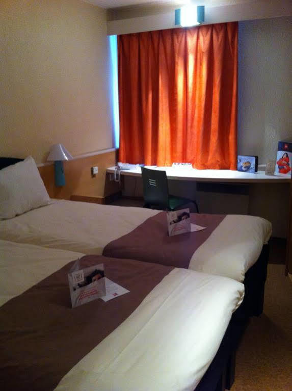 Hotel Ibis Lyon L'Isle D'Abeau Exterior foto